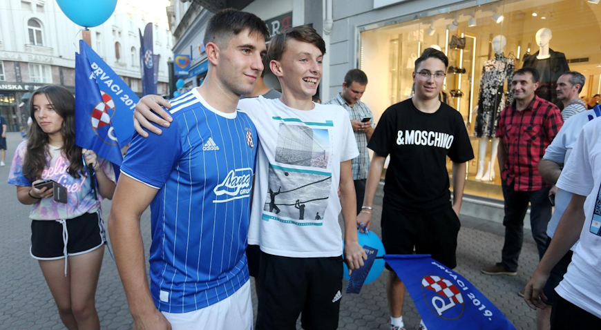 Igrači koji se druže s navijačima